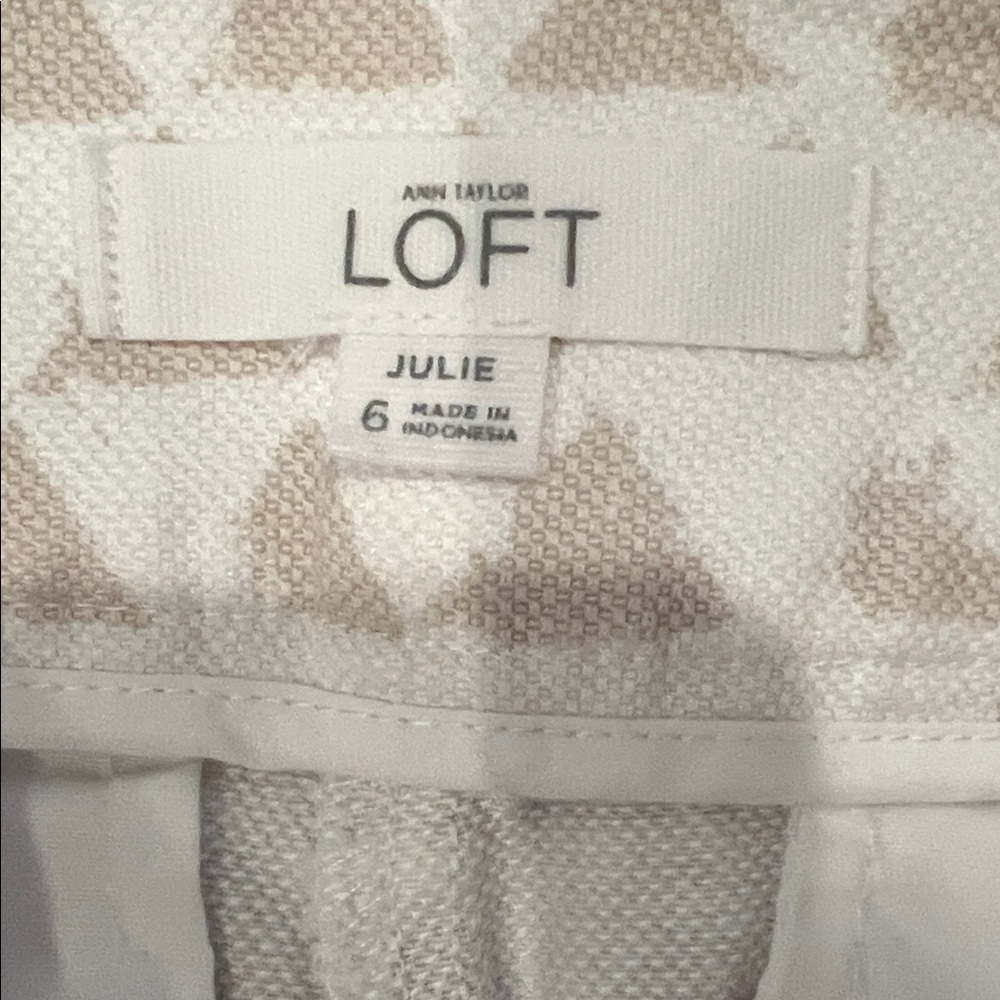 LOFT Riviera Crop White Pants with Beige Triangle Print - Size 6 - Picture 2 of 6